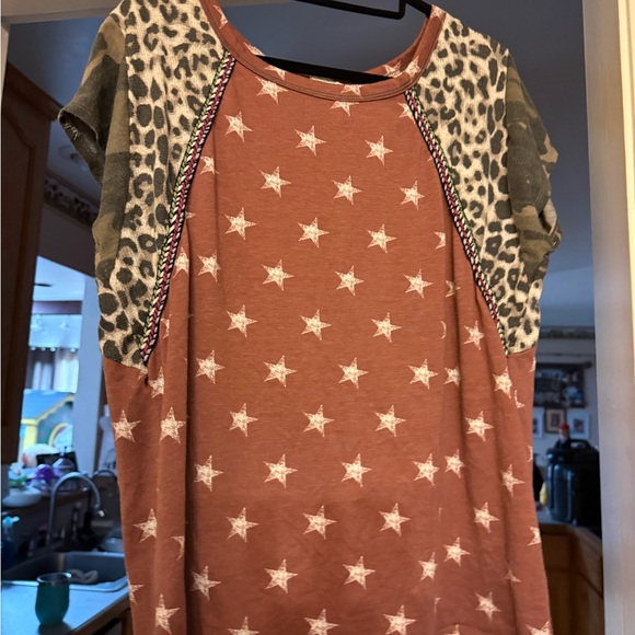 BiBi Tops - BiBi Rust Star Print Top with Leopard Sleeves